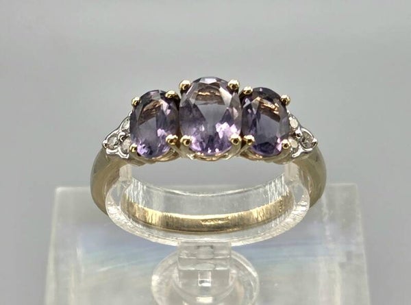 Vintage ring met edelsteen ioliet en diamant. 2026/135.