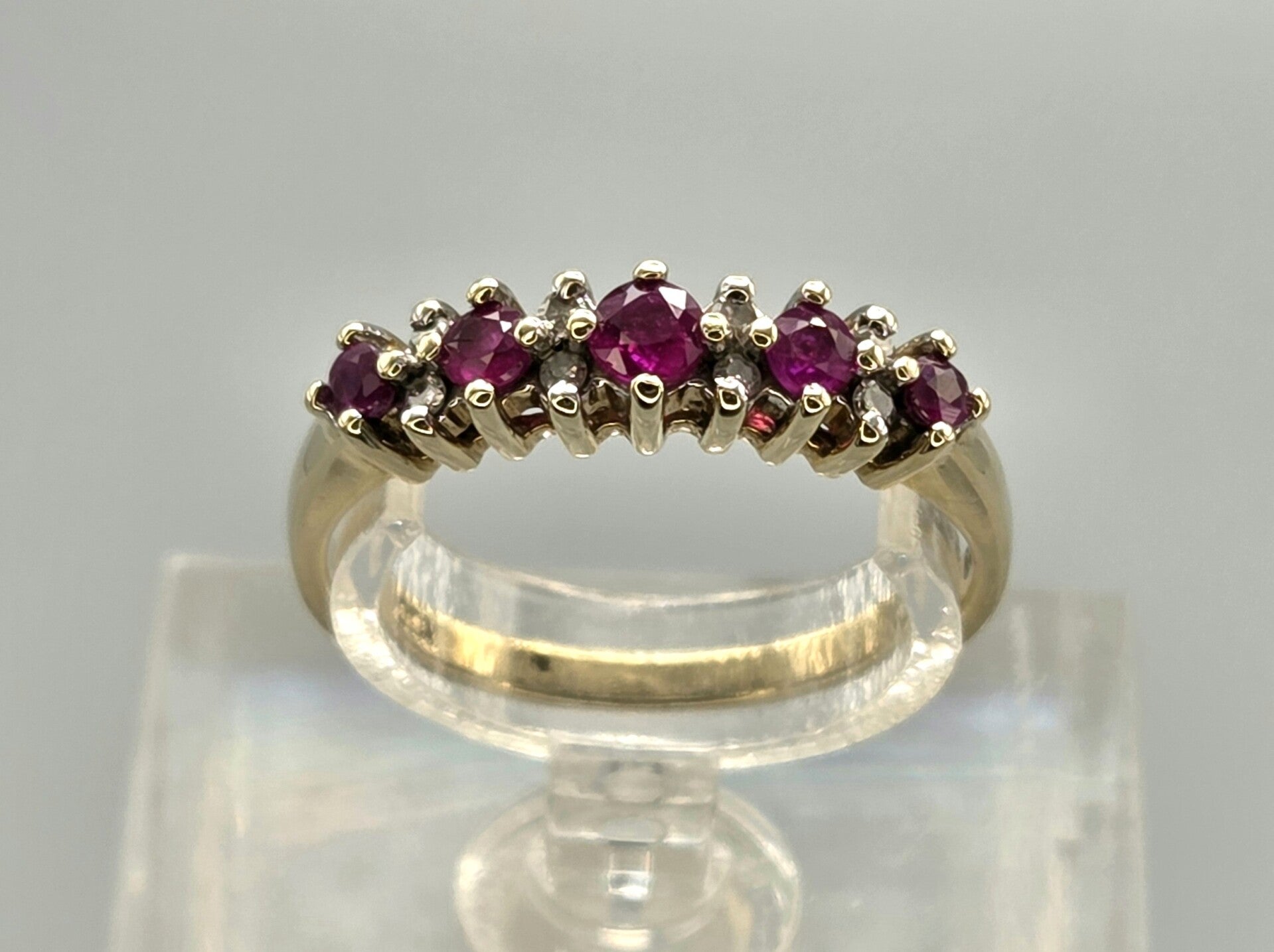 Vintage ring met edelsteen robijn en diamanten. 2026/143..