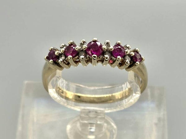 Vintage ring met edelsteen robijn en diamanten. 2026/143..