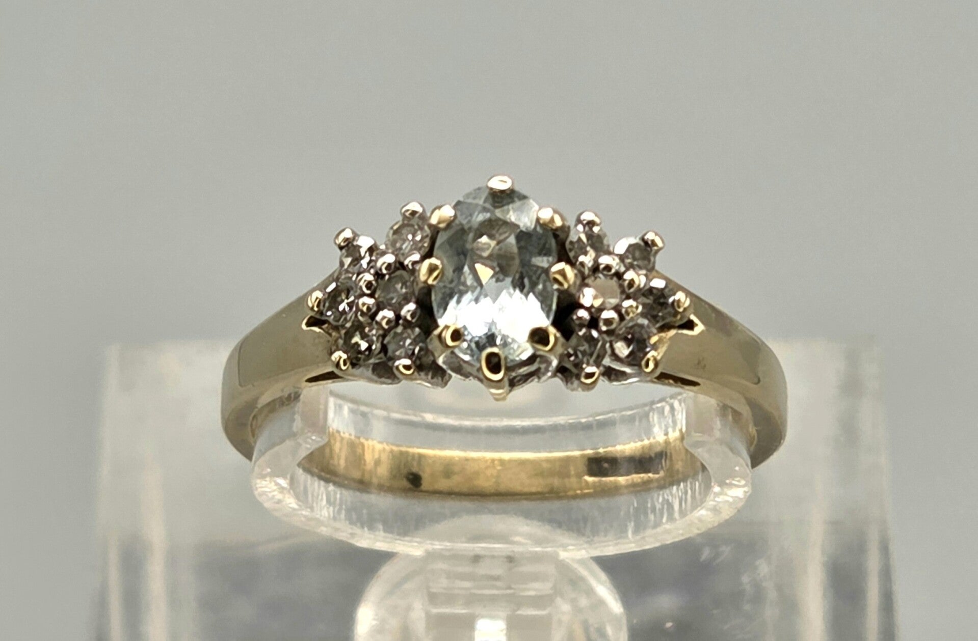 Vintage ring met edelsteen aquamarijn en diamant. 2026/141.