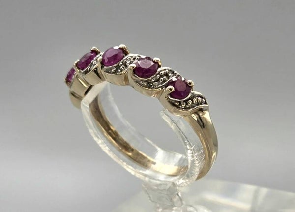 Vintage ring met edelsteen robijn en diamant. 2026/139