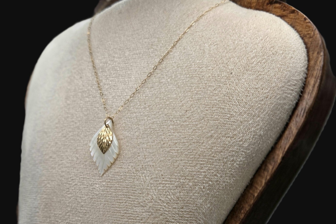 Vintage ketting met hanger met goud en parelmoer blad. 2026/140.