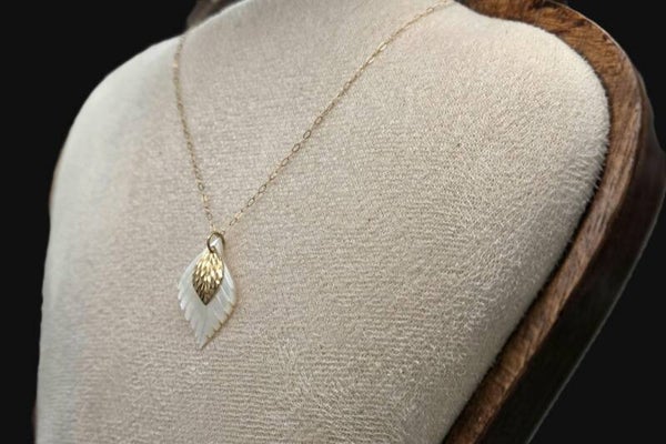 Vintage ketting met hanger met goud en parelmoer blad. 2026/140.