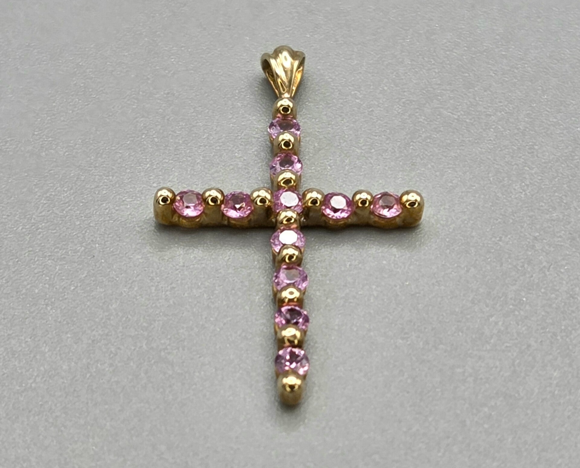 Vintage kruisje met edelsteen roze saffier. 2026/136