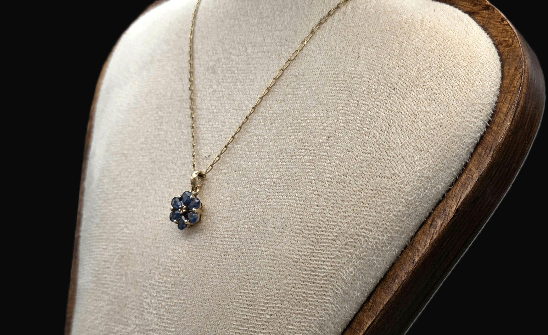 Vintage ketting met hanger met edelstenen saffier. 2026/138.