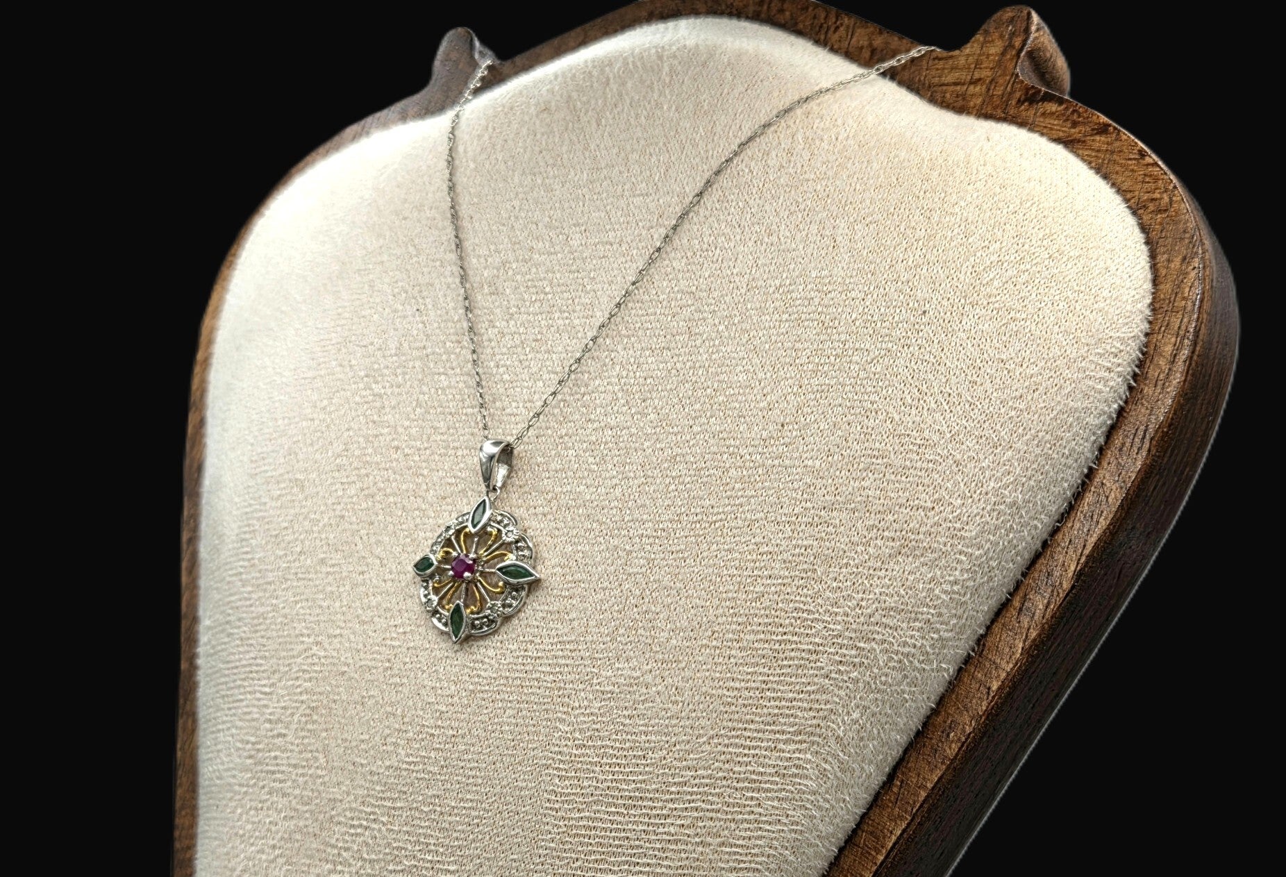 Vintage ketting met robijn, smaragd en diamant. 2026/142.