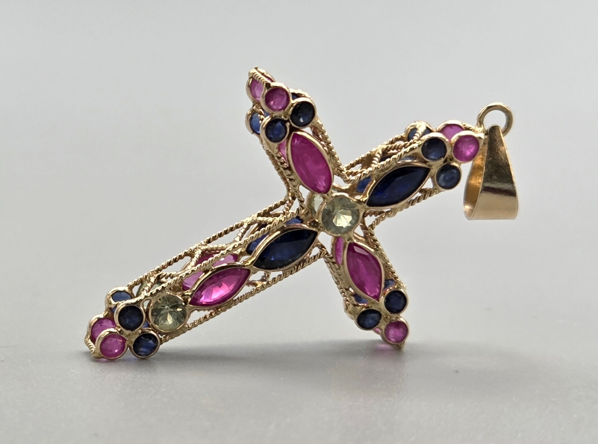 Vintage kruishanger met edelstenen saffier en robijn. 2026/146.