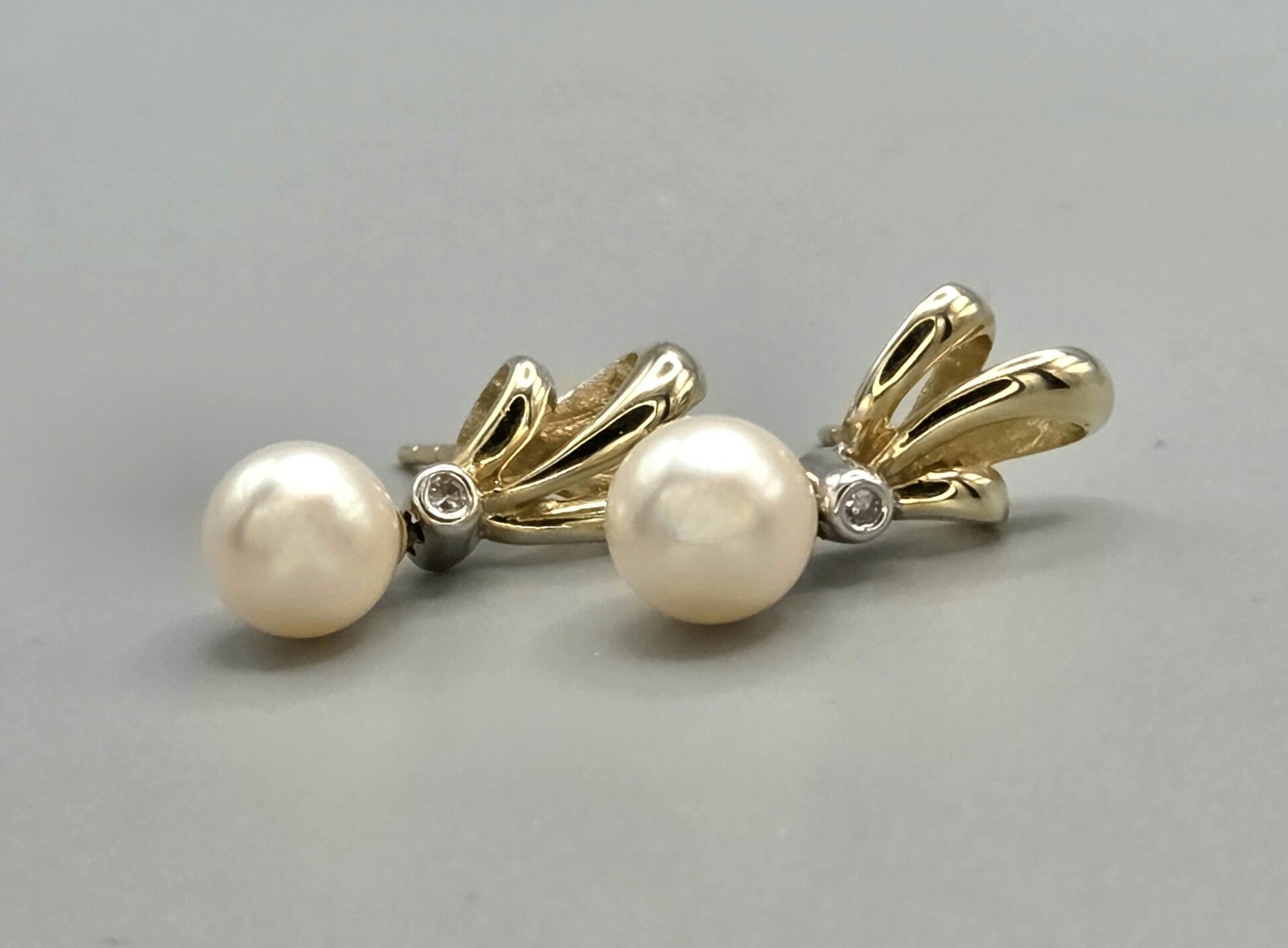 Gouden vintage bi-color oorbellen parel en diamant. 2026/144