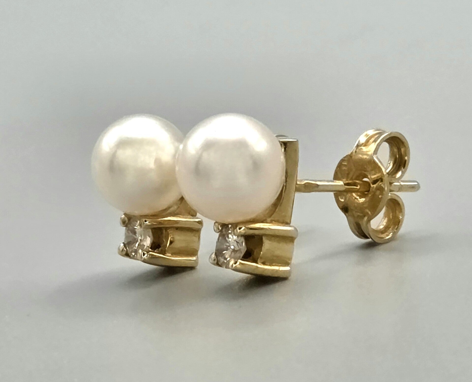 Vintage gouden oorbellen met parel en diamant. 2026/156.