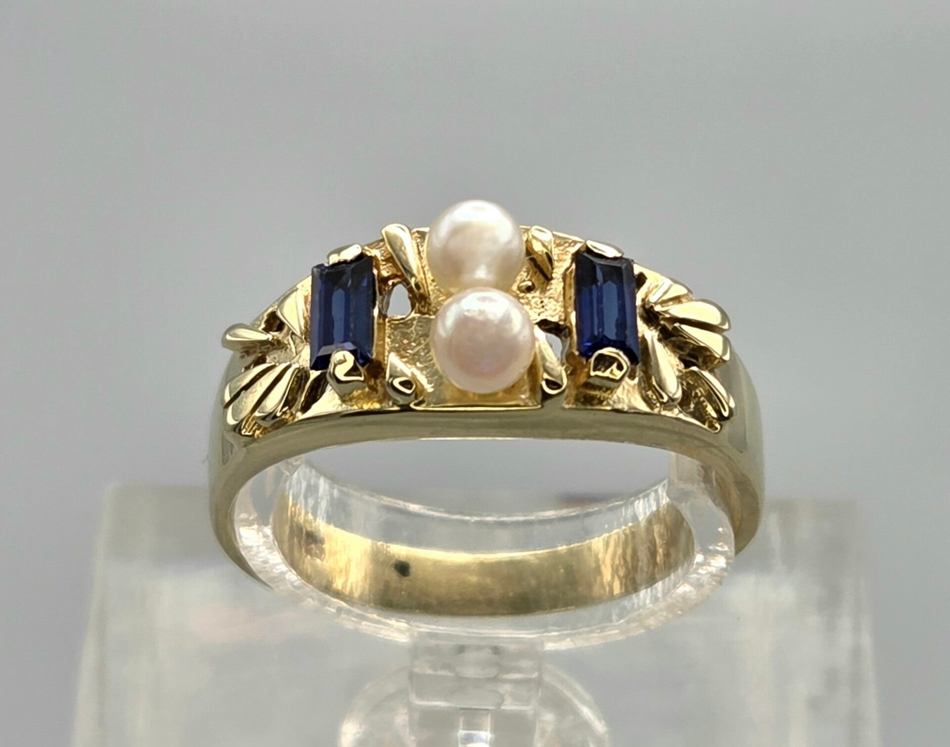 Vintage design ring met edelsteen saffier en parel. 2026/144.