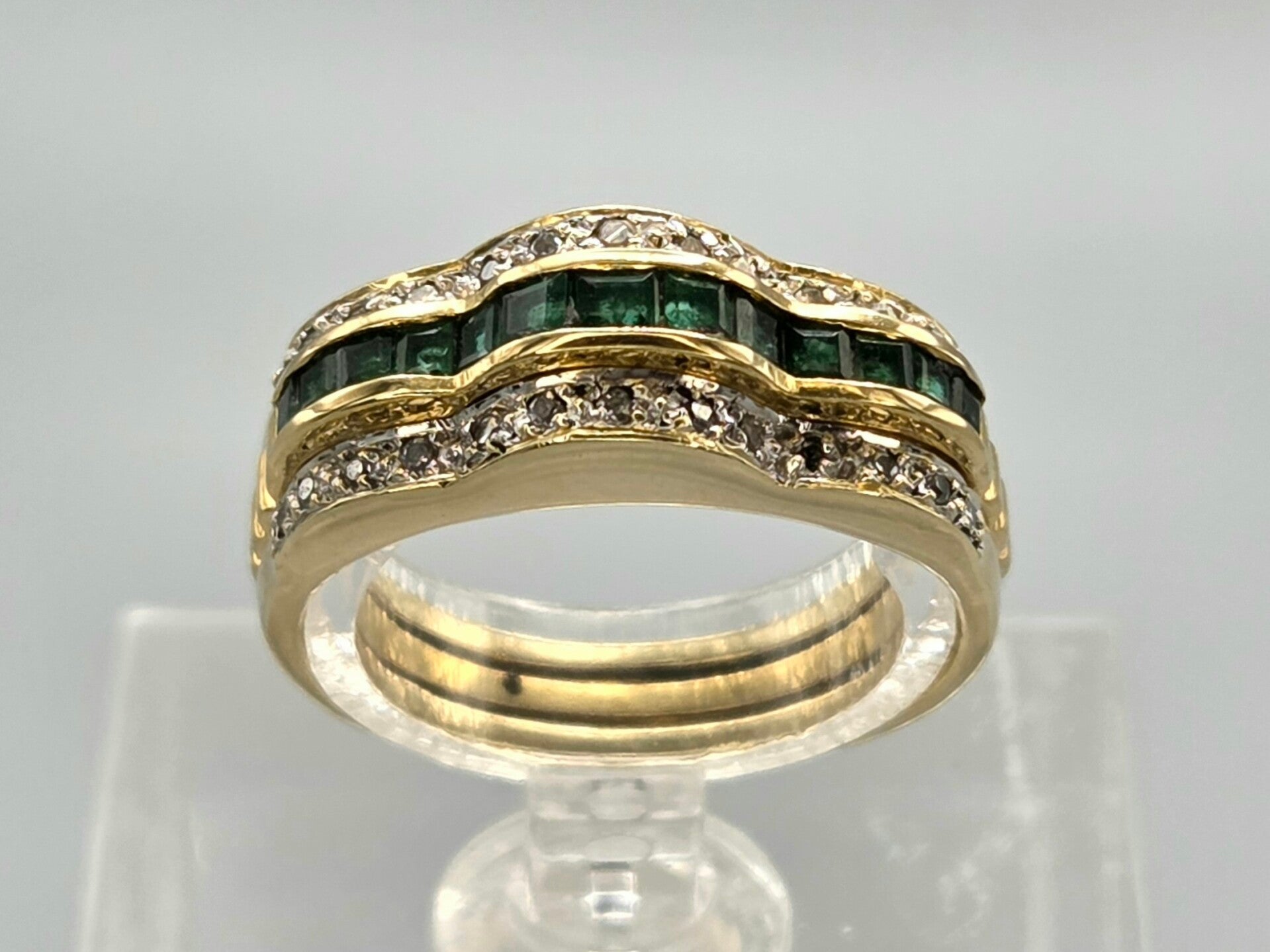Vintage ring met edelstenen, smaragd, robijn en saffier en diamant. 2026/153.