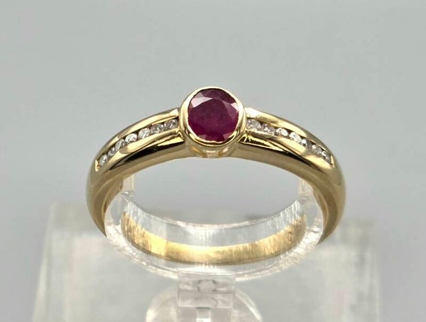 Vintage ring met edelsteen robijn en diamant. 2026/157.