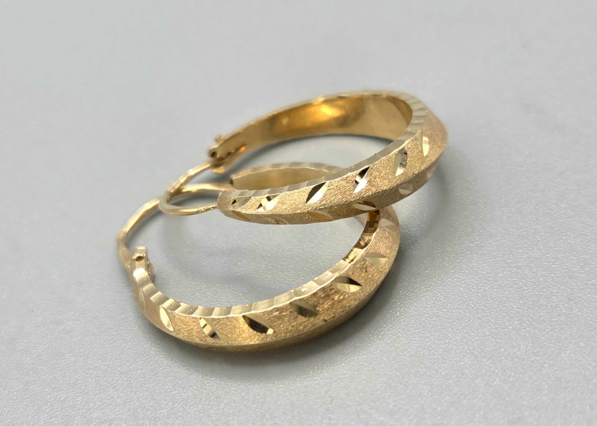 Gouden gediamanteerde bewerkte creolen. 202/162.