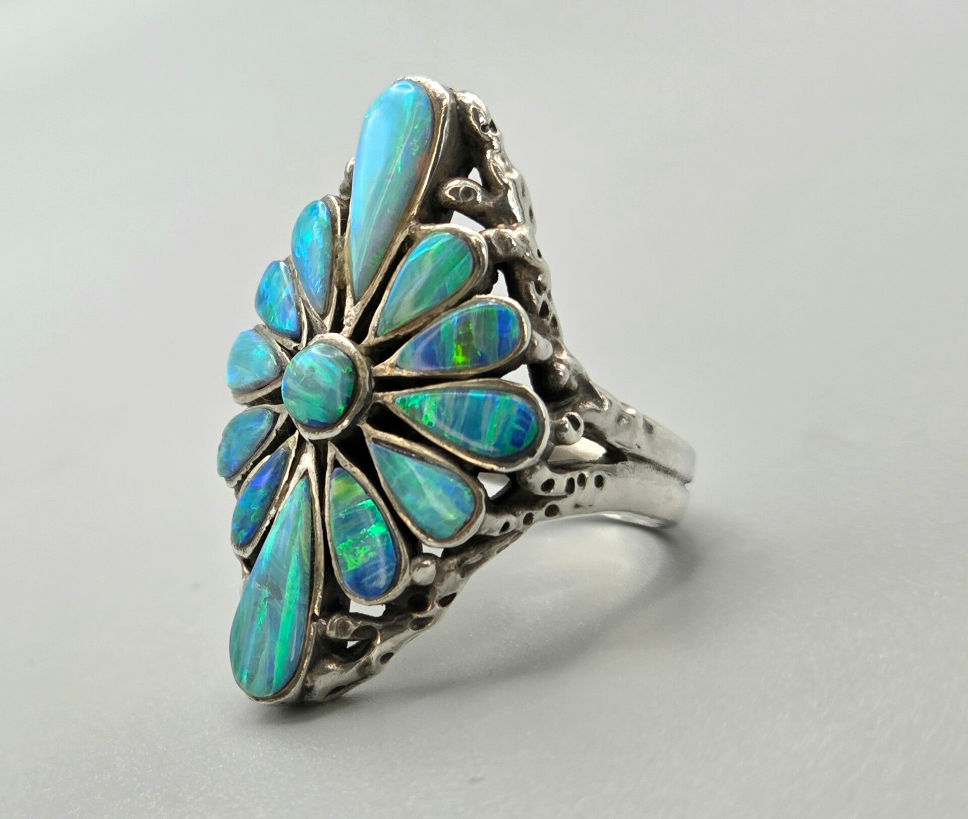 Zilveren ring met edelsteen opaal. 2026/159.