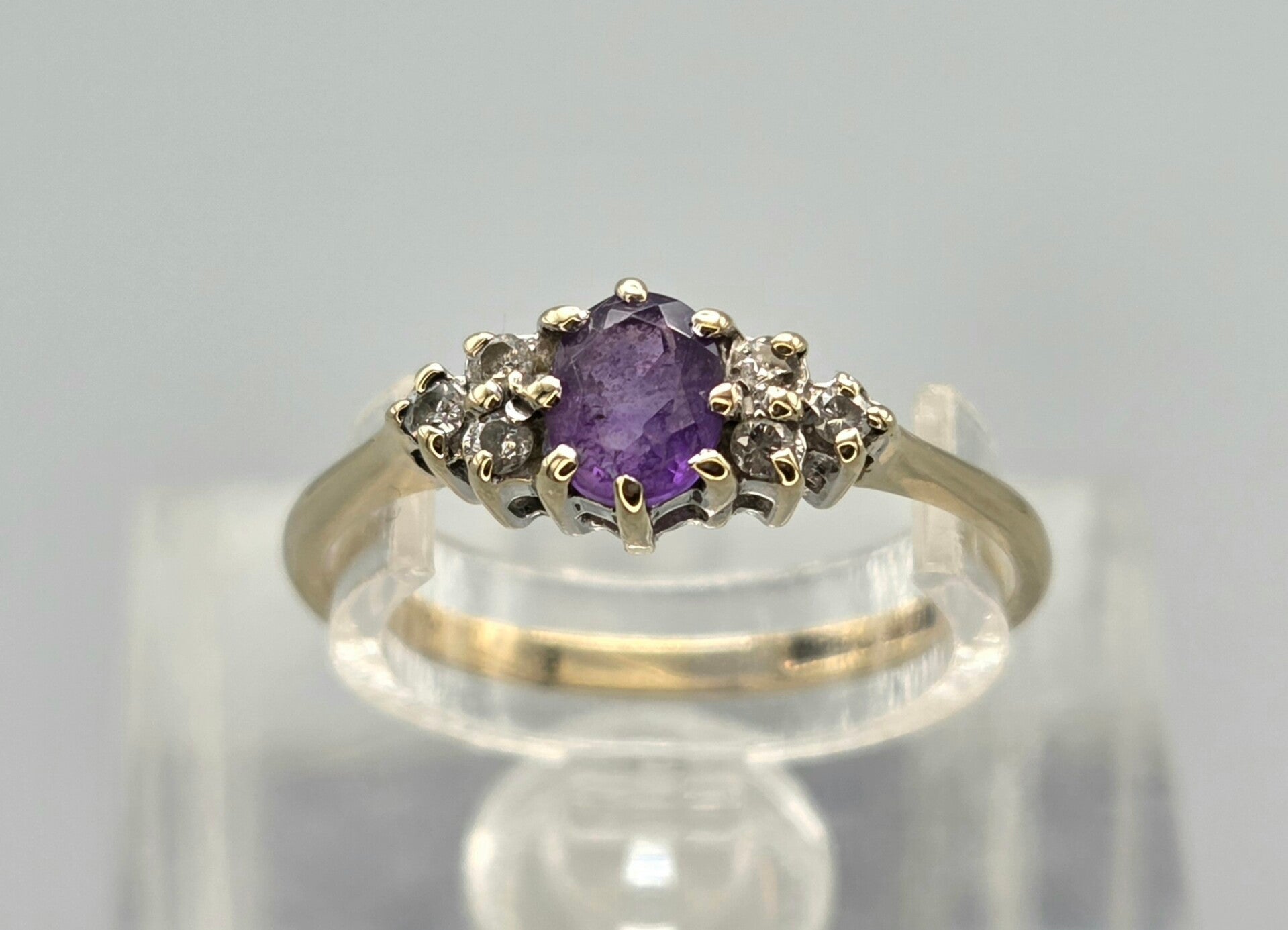 Vintage ring met edelsteen amethist en diamant. 2026/166.