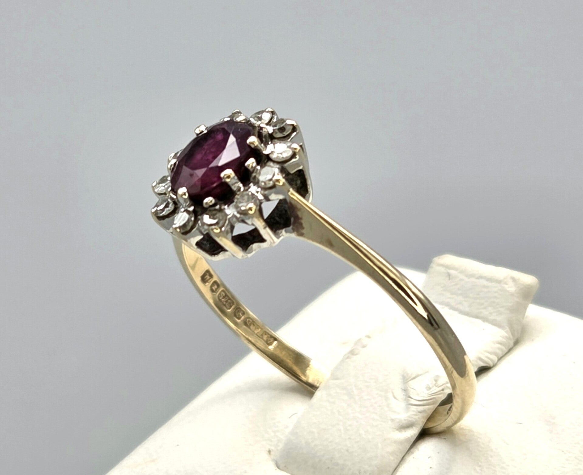 Vintage ring met edelsteen robijn en diamant. 2026/181.