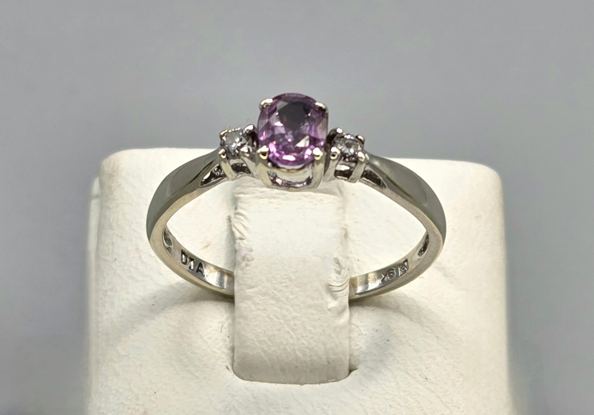 Vintage ring met edelsteen rosé saffier en diamant. 2026/176.