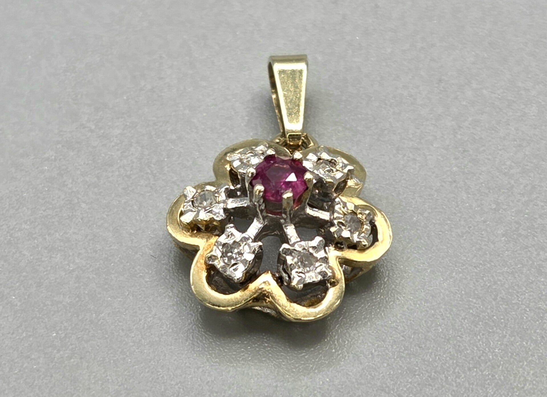 Vintage gouden hanger met edelsteen robijn en diamant. 2026/185