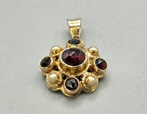 Antieke gouden hanger met granaat. 2025/179.