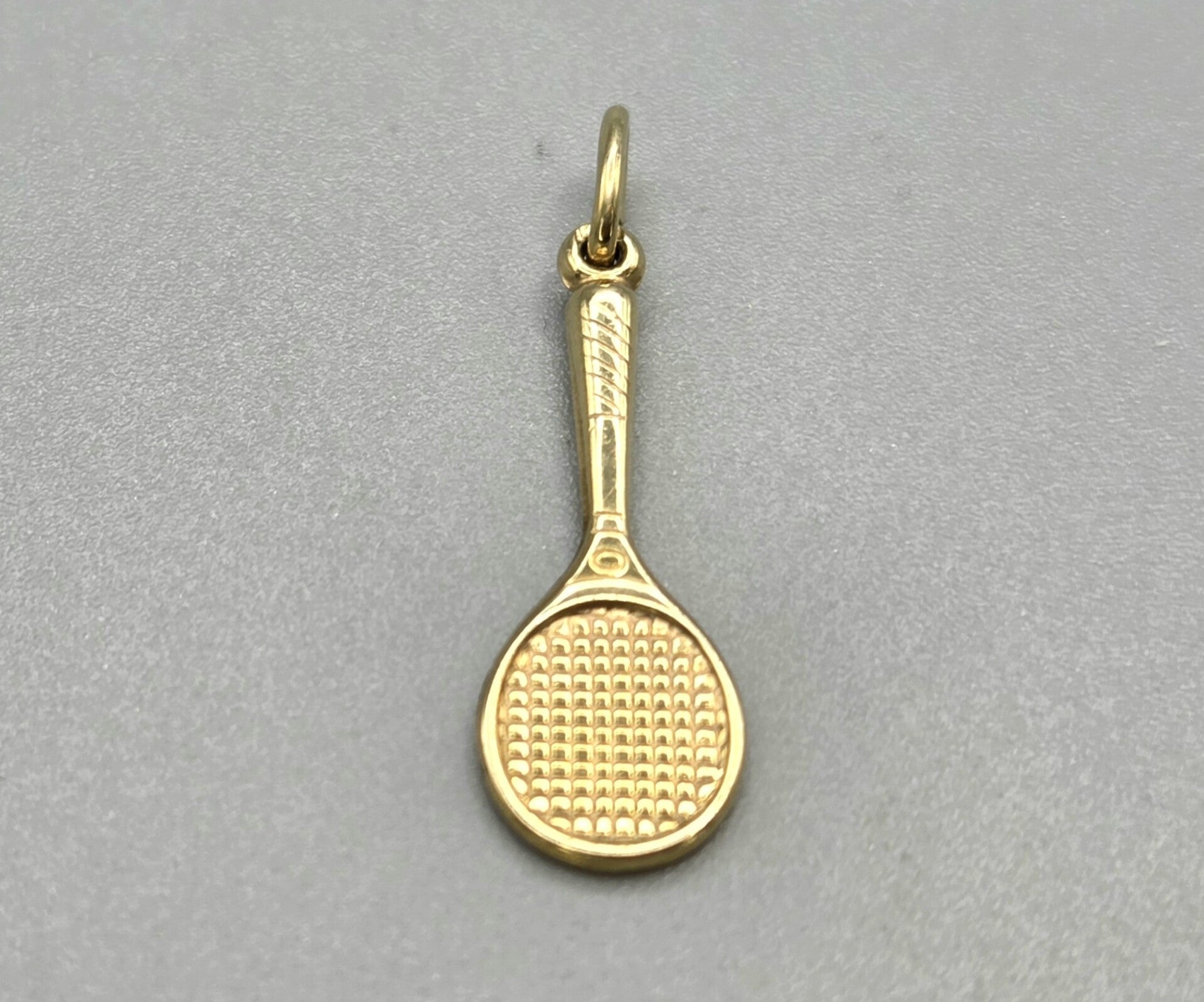 Gouden tennis rackethanger. 2026/172.