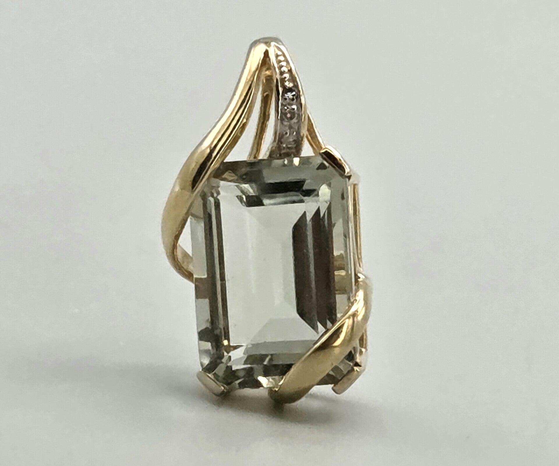 Vintage hanger met edelsteen groen amethist en diamant. 2026/195.