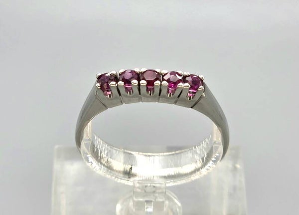 Vintage ring met edelsteen robijn. 2026/202.