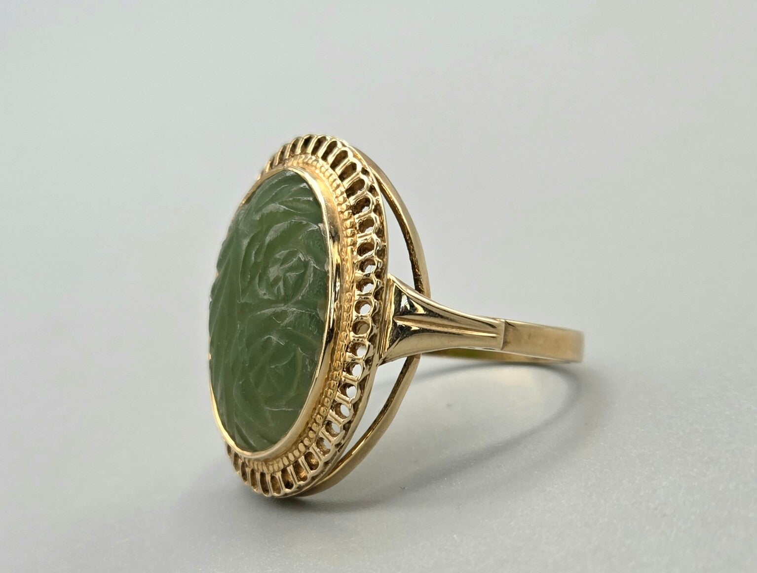 Vintage ring met  bewerkte edelsteen groene neferiet jade. 2026/196