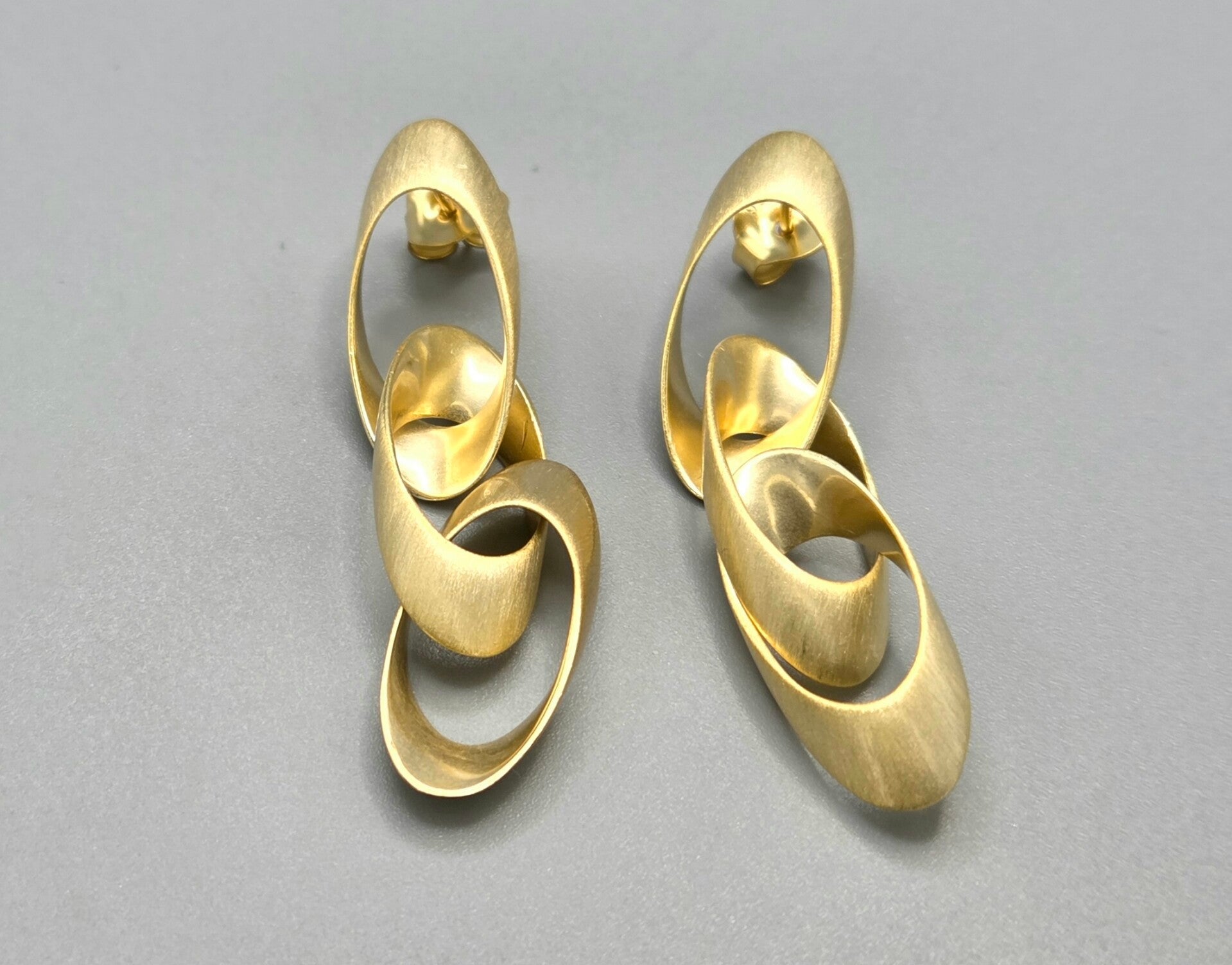 Vermeil op zilver design oorbellen. 2026/219.