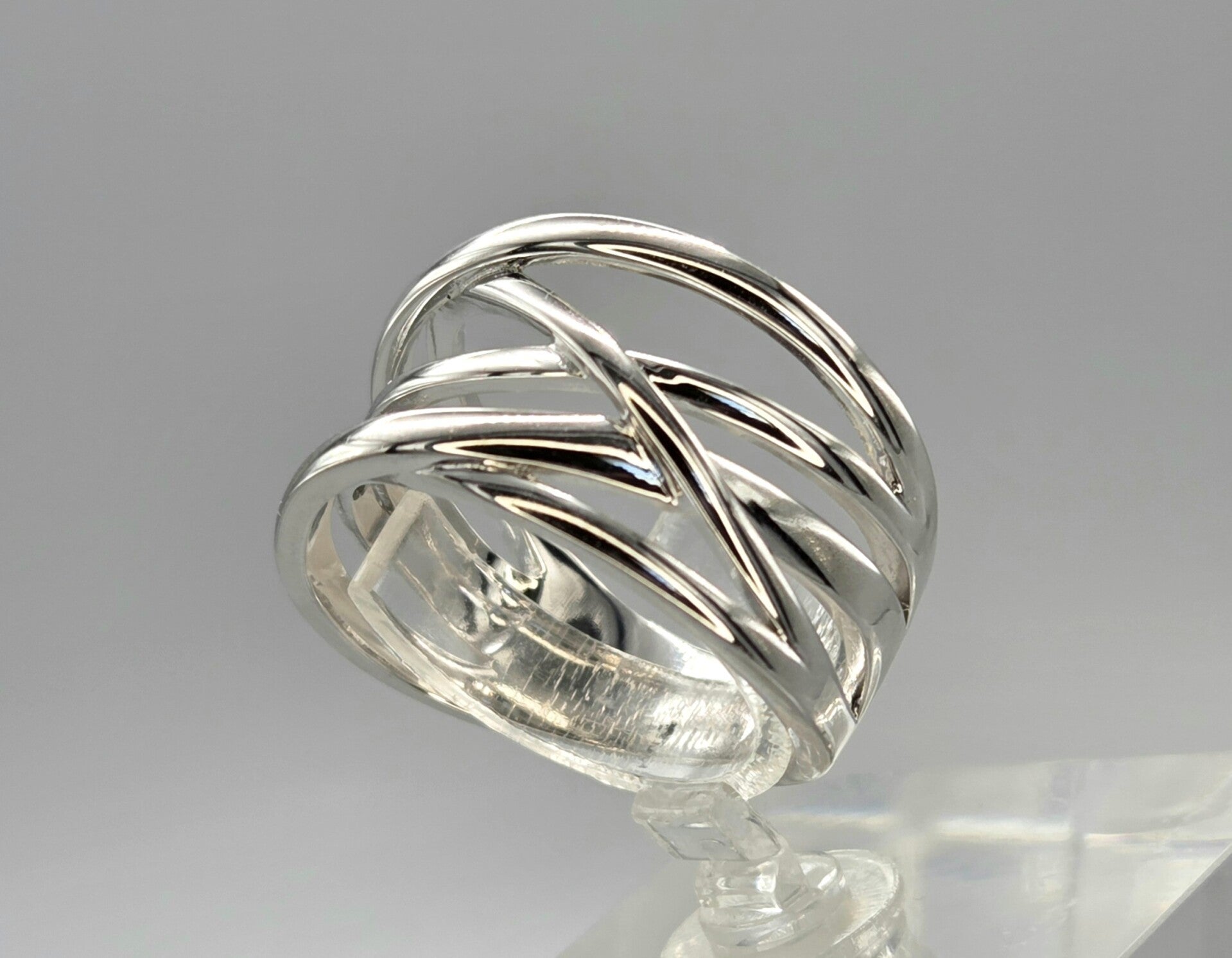 Prachtige brede zilveren ring. 2026/223.
