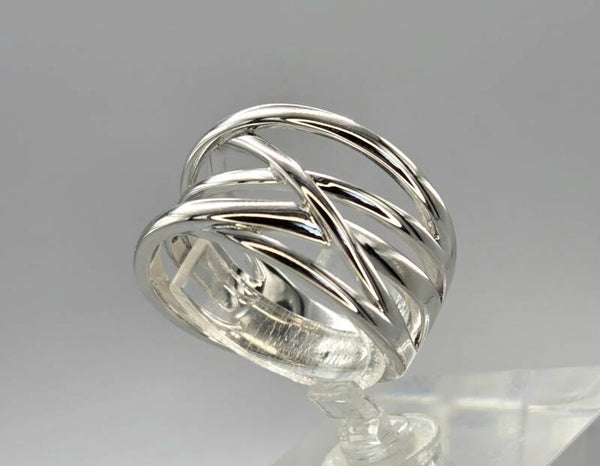 Prachtige brede zilveren ring. 2026/223.