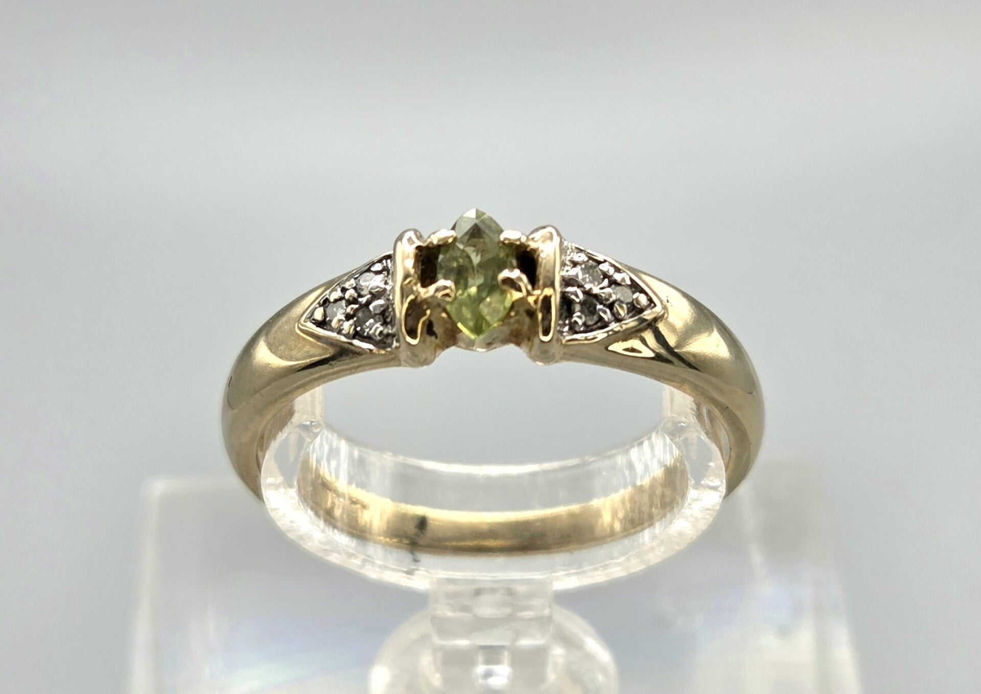 Vintage ring met groene amethist en diamant. 2026/222.