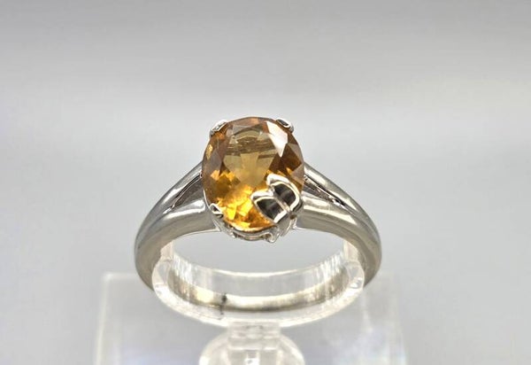 Vintage ring met edelsteen okergele saffier. 2026/225.