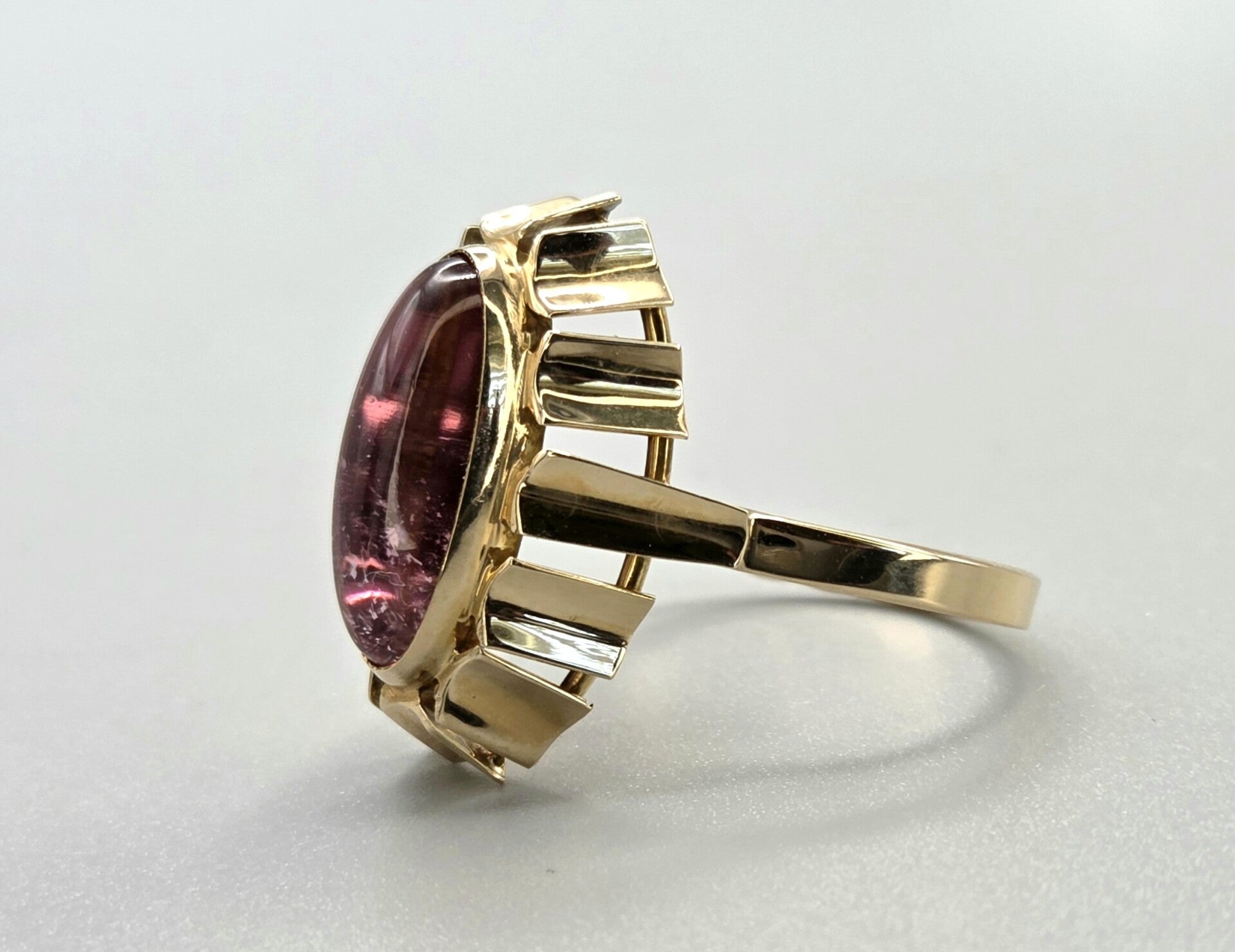 Vintage ring met edelsteen roze toermalijn. 2026/216.