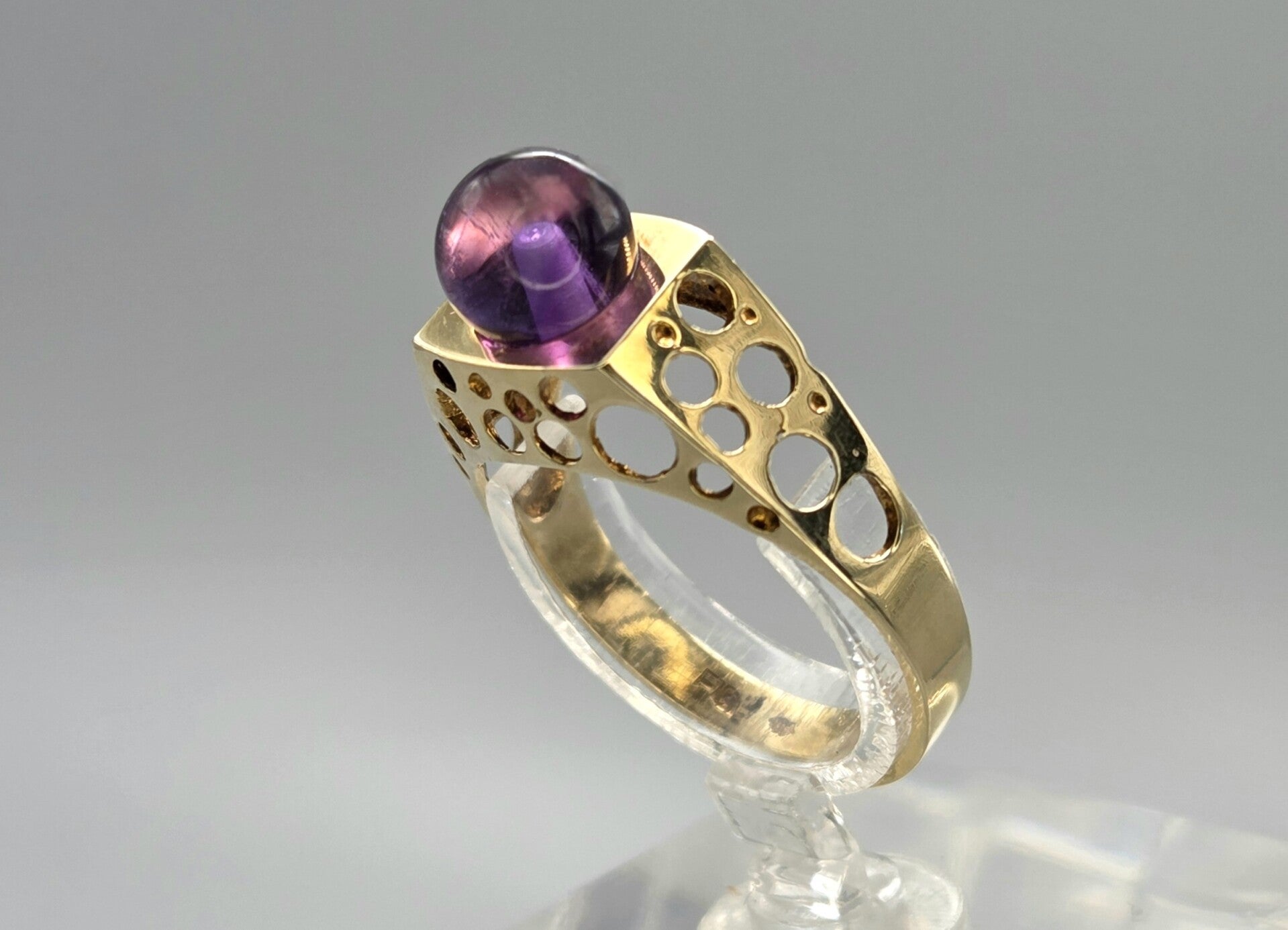 Vintage ring met edelsteen amethist. 2026/220.