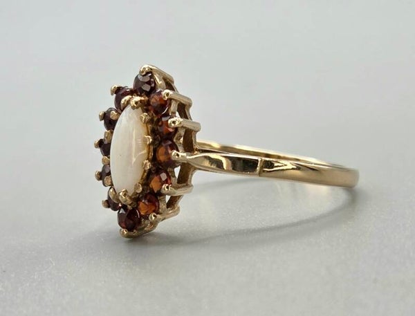 Vintage ring met edelsteen opaal en granaat. 2026/238.