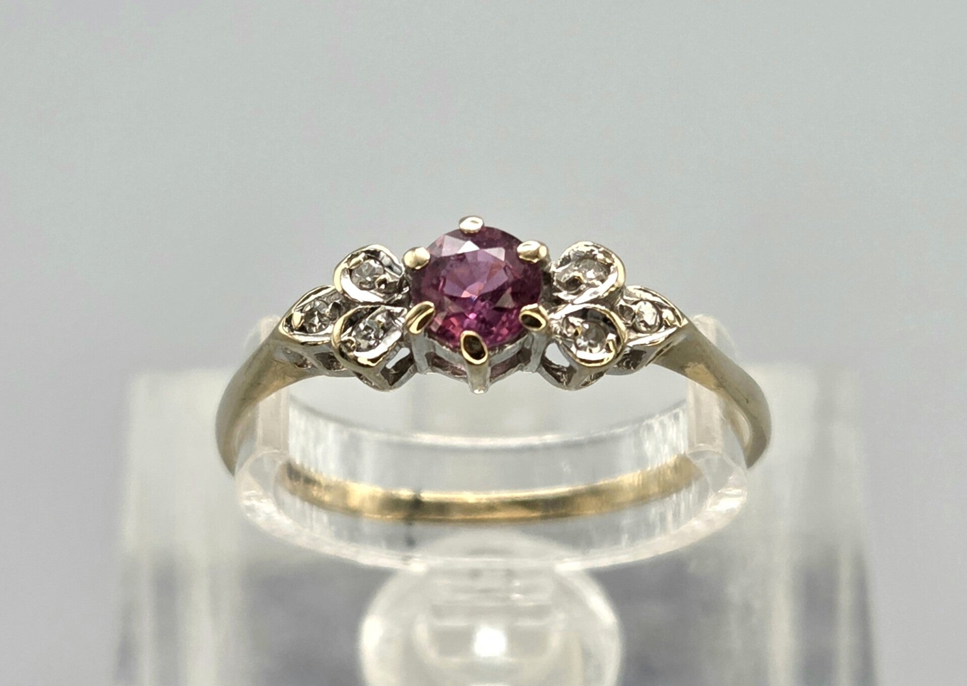 Vintage ring met edelsteen roze saffier en diamant.  2026/232.