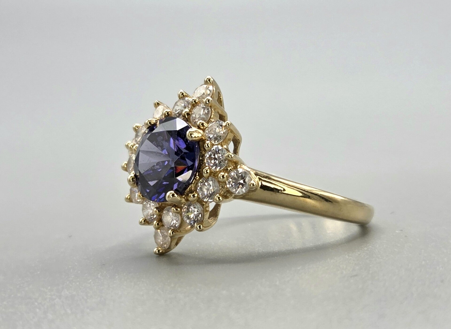 Vintage ring met edelsteen tanzaniet en zirkonia. 2026/234.