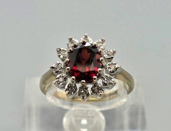 Vintage ring met edelsteen granaat en diamant. 2026/226.