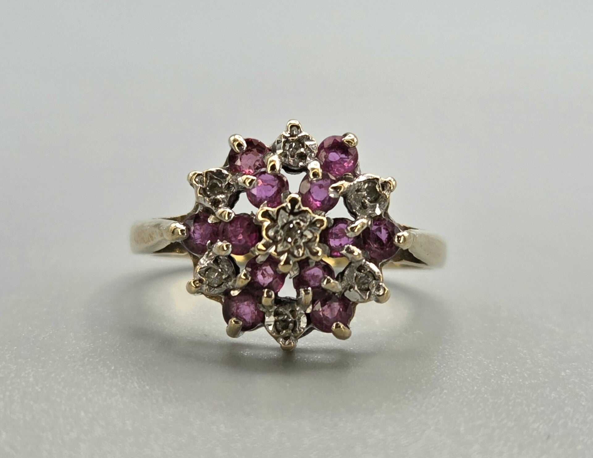 Vintage ring met edelsteen robijn en diamant.  2026/236.