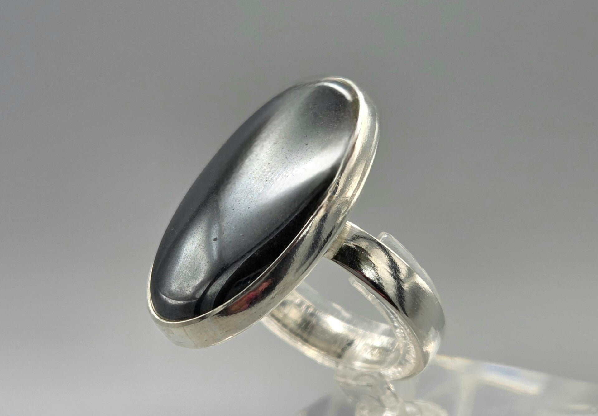 Zilveren ring met edelsteen hematiet. 2026/231