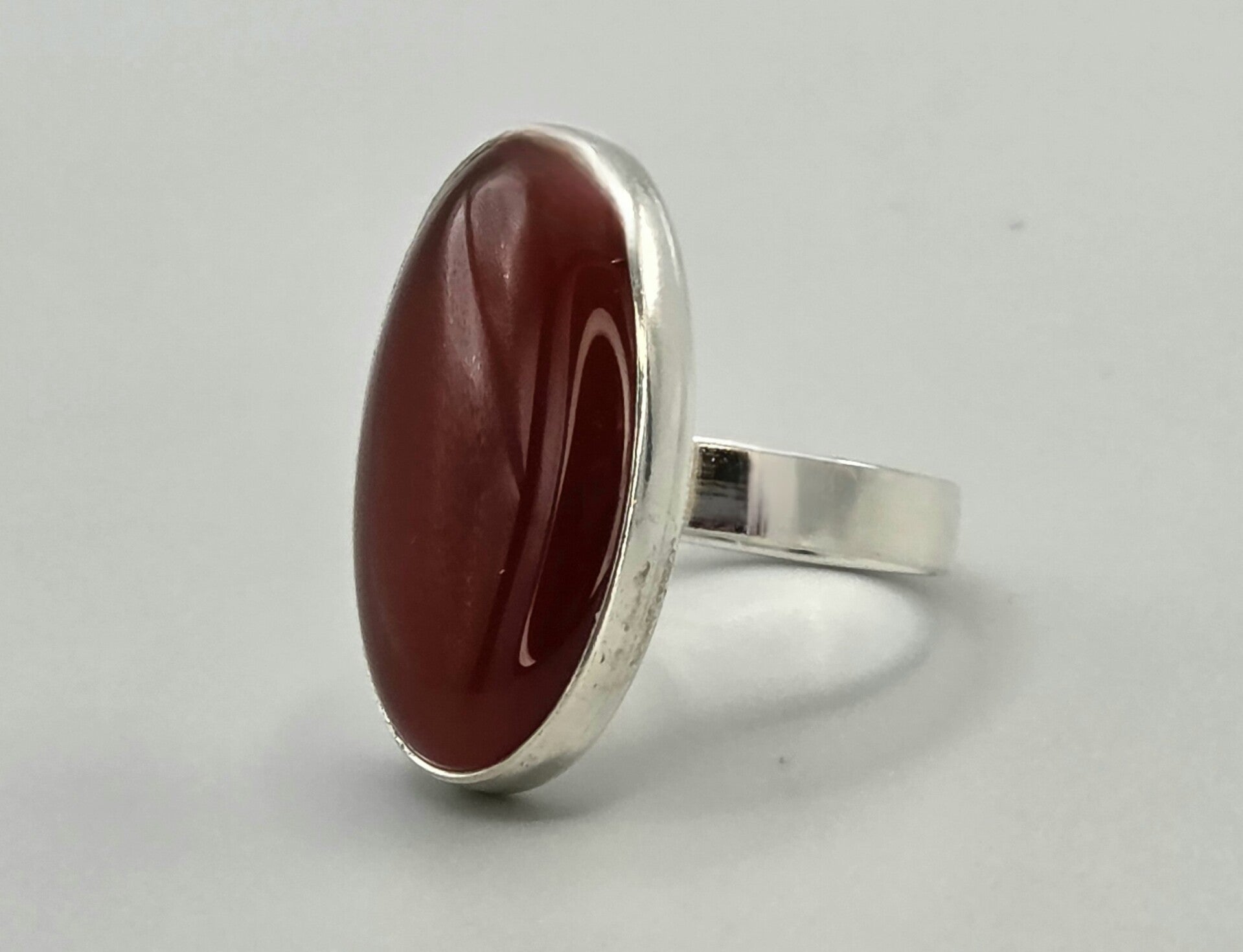 Zilveren ring met edelsteen carneool. 2026/235.