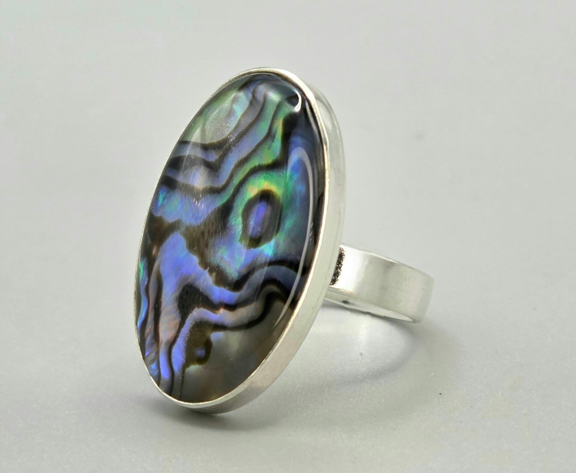 Zilveren ring met edelsteen paua/ abalone schelp. 2026/228.