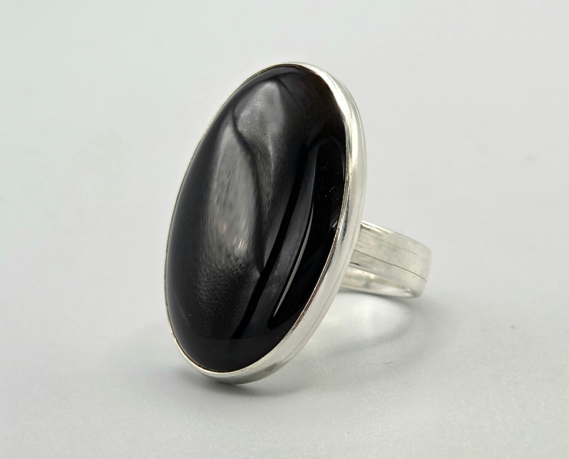 Zilveren ring met edelsteen onyx. 2026/239