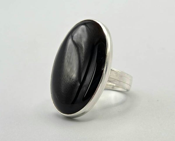 Zilveren ring met edelsteen onyx. 2026/239