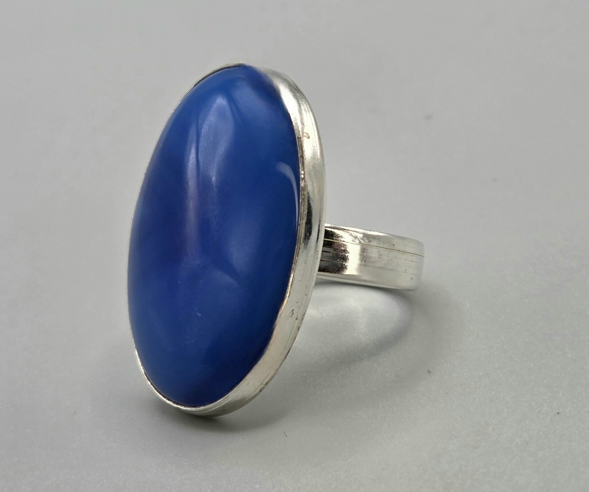 Zilveren ring met edelsteen blauwe agaat. 2026/237.