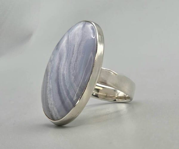 Zilveren ring met edelsteen chalcedoon. 2026/227.
