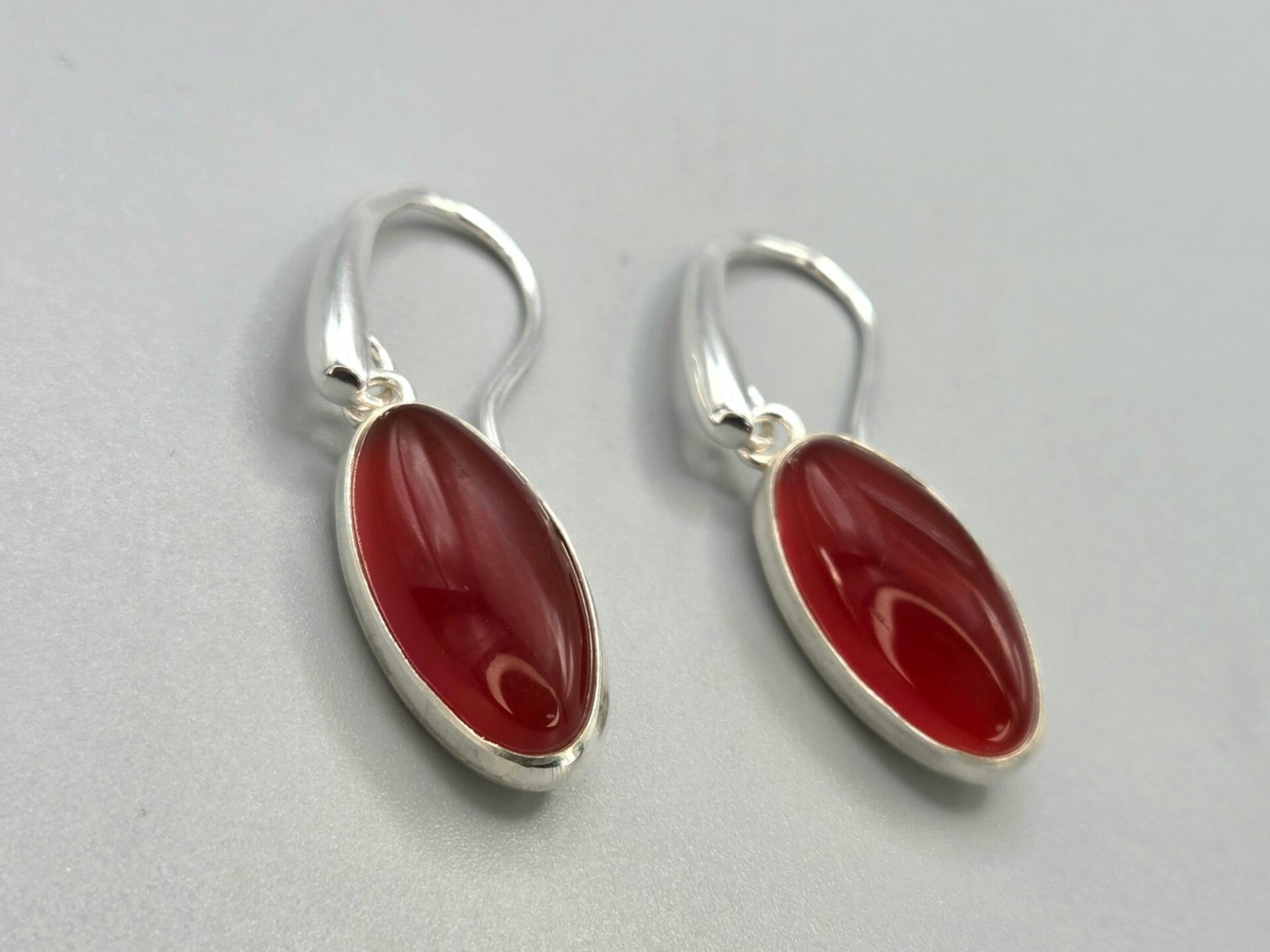Zilveren oorbellen met edelsteen carneool. 2026/247