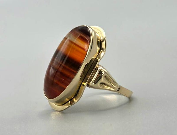 Gouden vintage ring met edelsteen streepagaat.  2026/246.