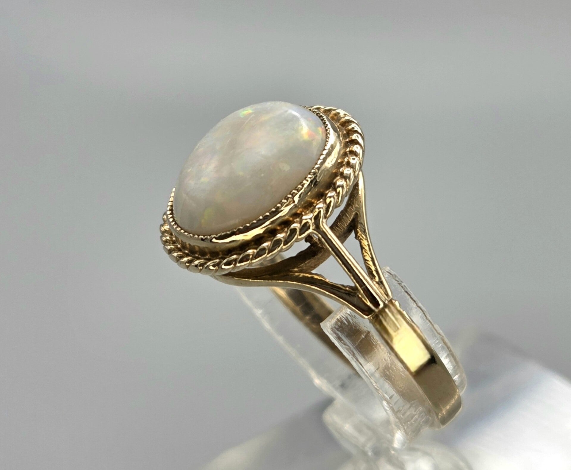 Vintage ring met edelsteen opaal.  2026/252