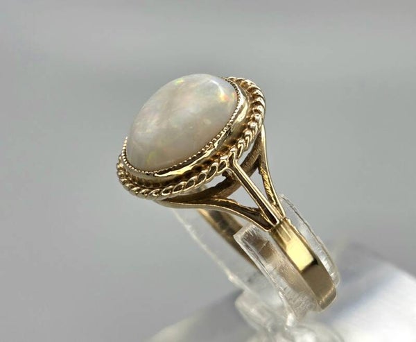 Vintage ring met edelsteen opaal.  2026/252